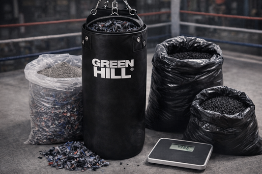 Sacco da boxe Green Hill aperto con materiali di riempimento: sabbia, tessuto sminuzzato e gomma, accanto a bilancia digitale.