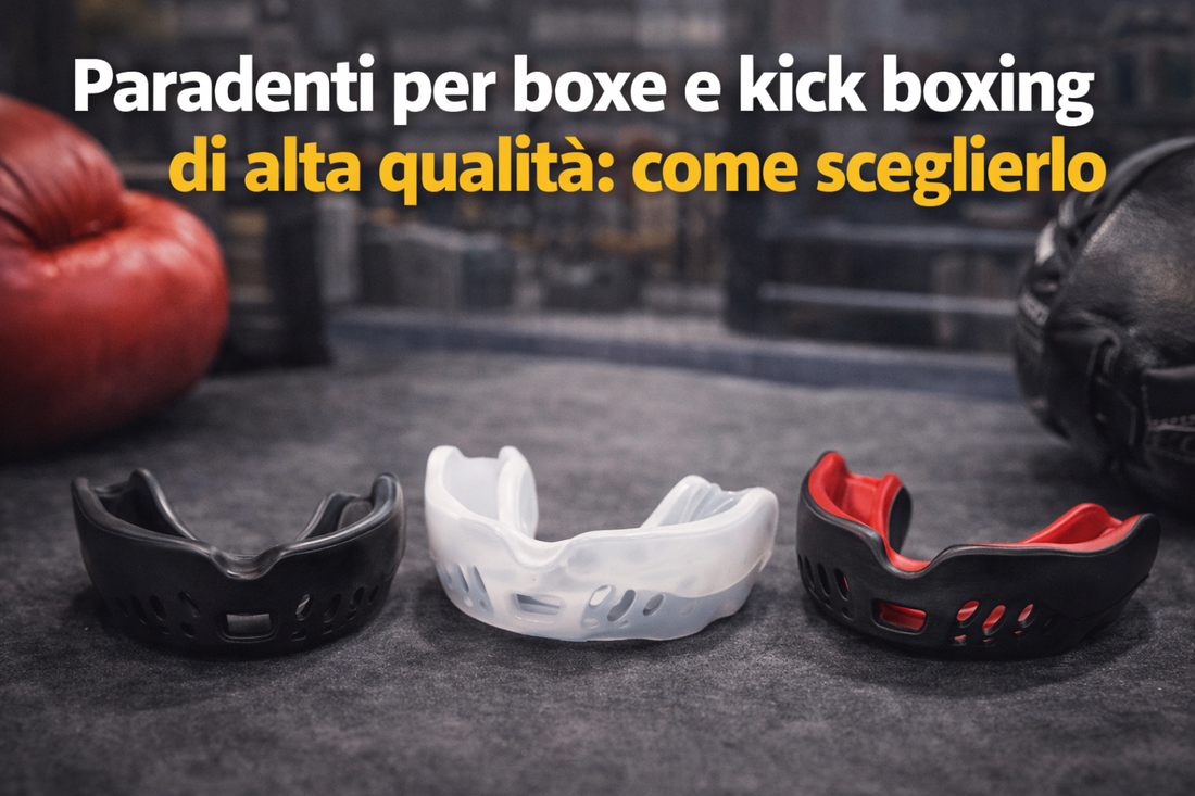 Tre paradenti per boxe e kick boxing di alta qualità su fondo da palestra, con guantoni sullo sfondo e titolo dell'articolo